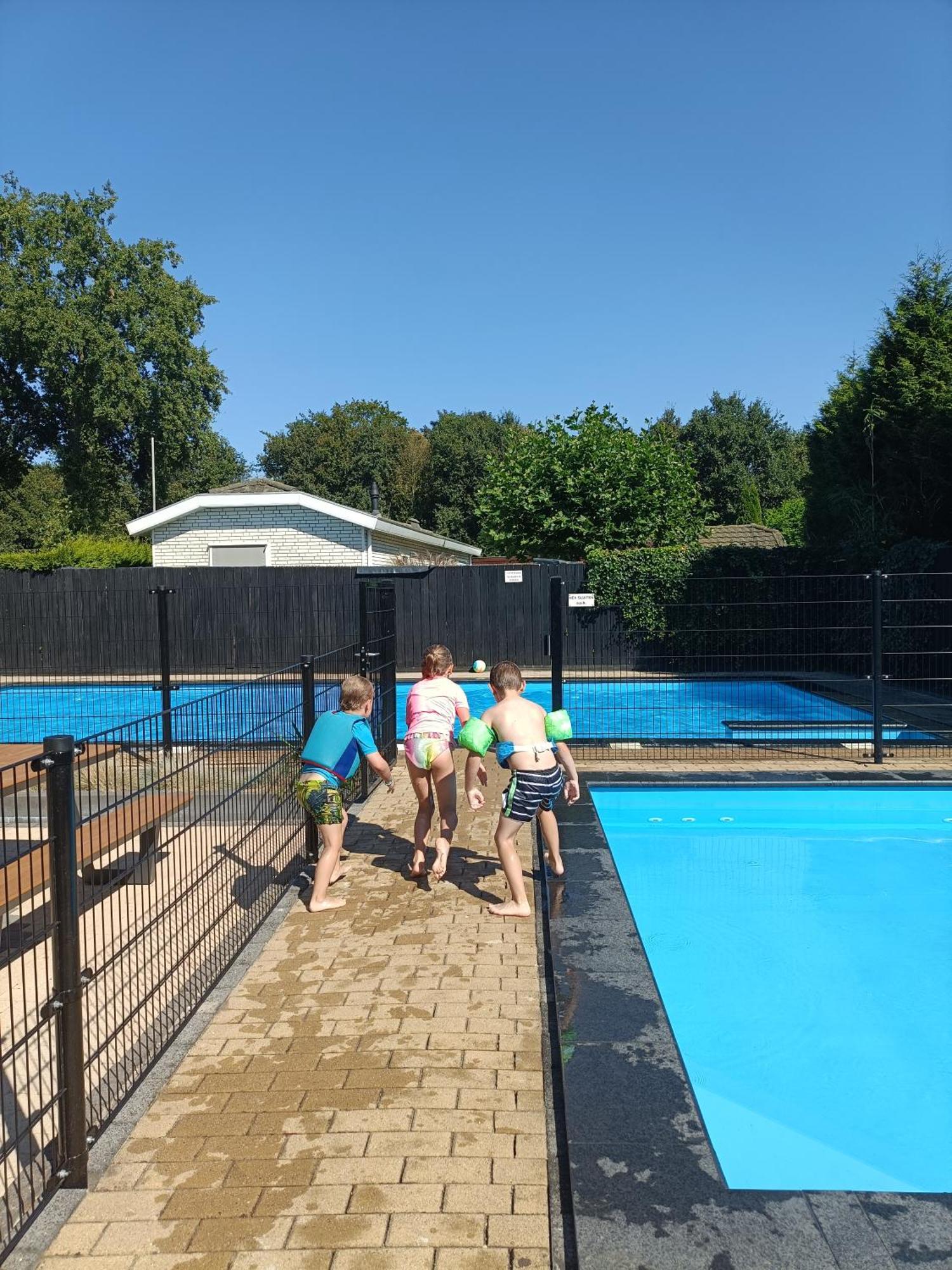 Vakantiehuisje Veluwe Bij Bos, Alleen Voor Recreatie Putten Luaran gambar